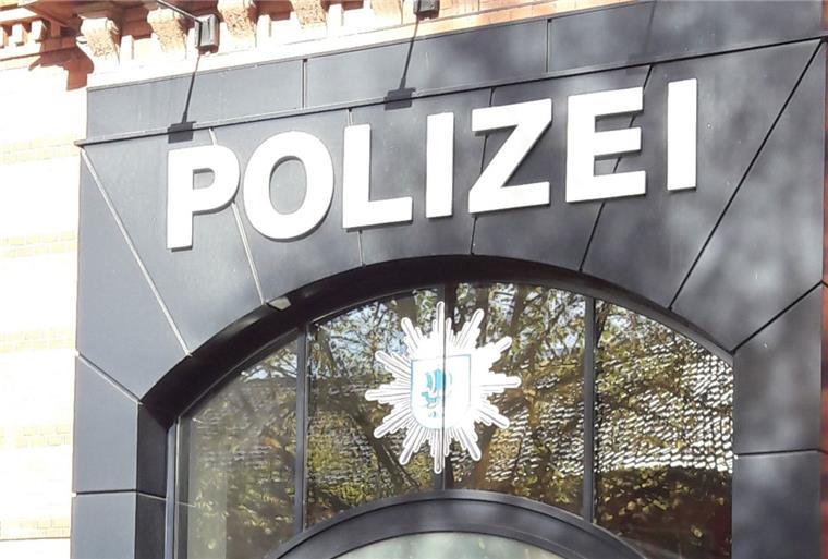 Müll angezündet - Polizei Bremerhaven nimmt drei Männer fest Die Polizei Bremerhaven hat drei Männer vorläufig festgenommen.
