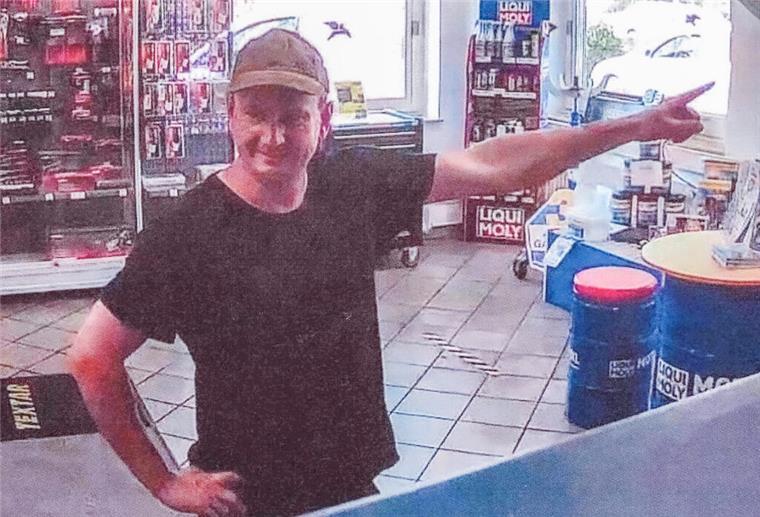 Die Polizei Bremerhaven ist auf der Suche nach diesem Mann. Er wird verdächtigt, mit Betrügereien einen Schaden in fünfstelliger Höhe verursacht zu haben.