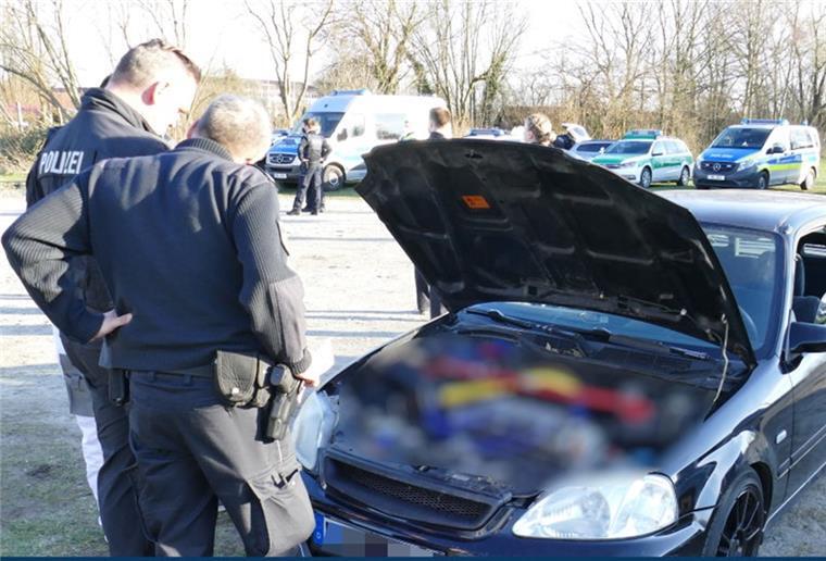 Bremerhaven: Polizei deckt zahlreiche Verstöße im Verkehr auf Zwei Polizisten stehen vor einer geöffneten Motorhaube.