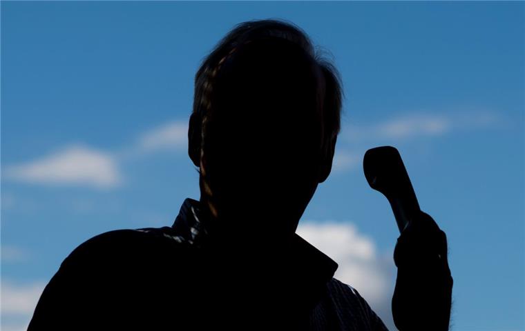 Die Polizei Bremerhaven warnt vor einer neuen Betrugsmasche, bei der insbesondere ältere Menschen am Telefon um ihr Erspartes gebracht werden sollen. 