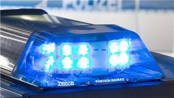 Ein Blaulicht leuchtet auf dem Dach eines Polizeiwagens