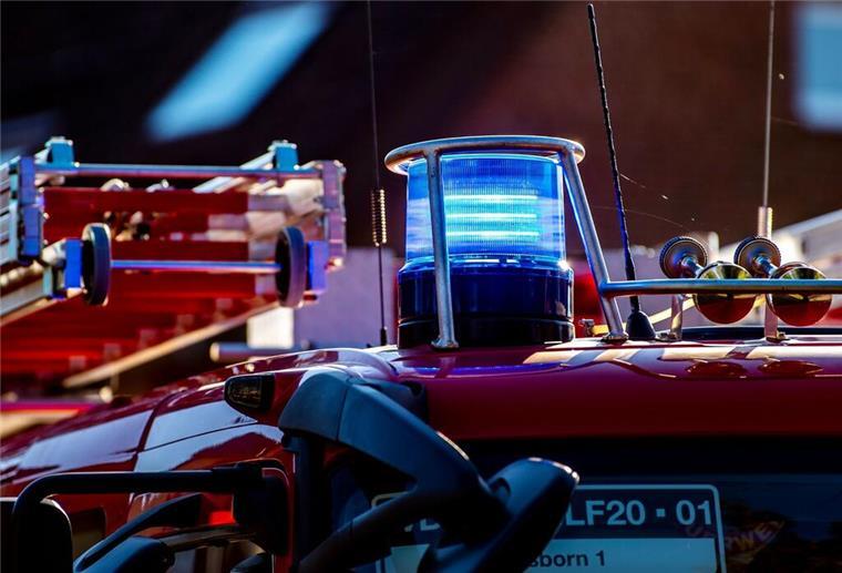 Auf dem Dach eines Einsatzfahrzeugs der Feuerwehr leuchtet ein Blaulicht.