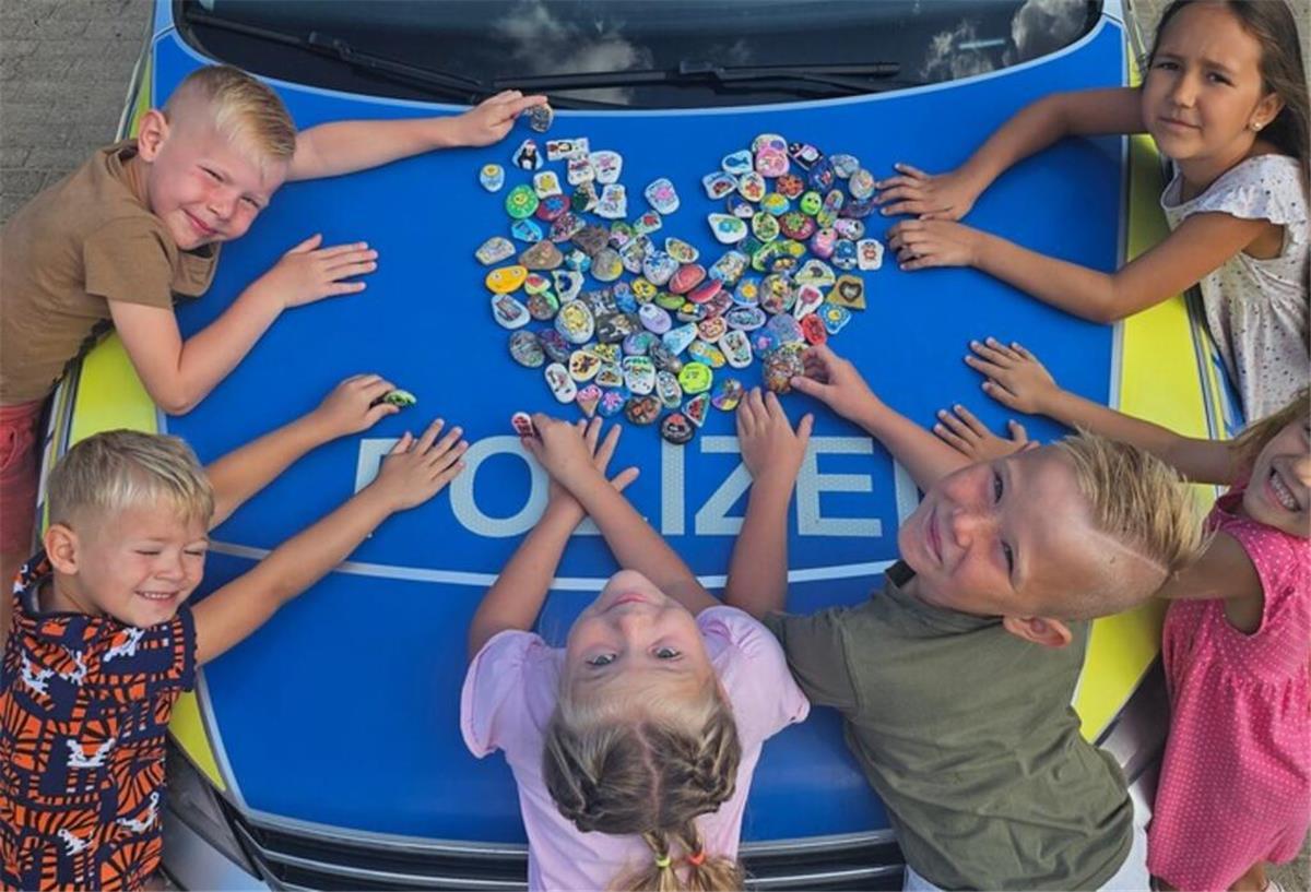 Polizei Cuxhaven will Kindern mit Glückssteinen Mut machen Glückssteine Polizeiauto Kinder