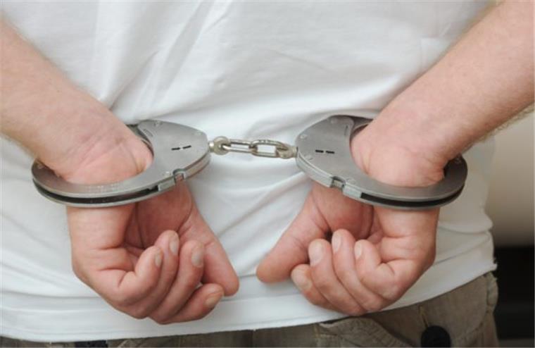 Die Polizei Delmenhorst hat einen Mann festgenommen, der Anwohner und Beamte mit einem Messer und einer Schusswaffe bedrohte.