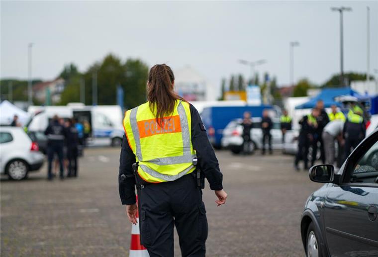 Große Polizeiaktion: Drogenfunde, Waffen und 79 Straftaten aufgedeckt Polizistin bei einer Kontrolle