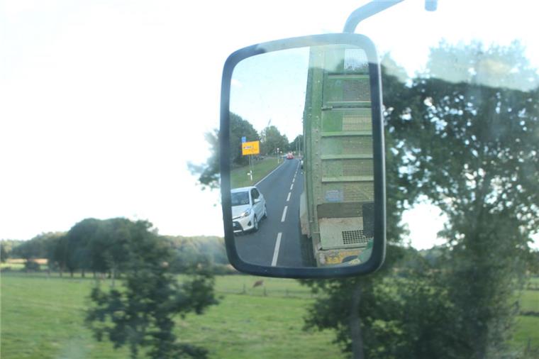 Maisernte - Risiko im Straßenverkehr Selbst, wenn sie Linksblinken, werden Traktofahrer immer wieder überholt.
