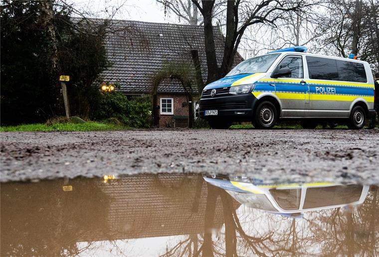 Zwei Tote in Fischerhude: Verdächtiger stellt sich Polizisten stehen vor einem Haus, in dem am Vorabend zwei Tote aufgefunden wurden.