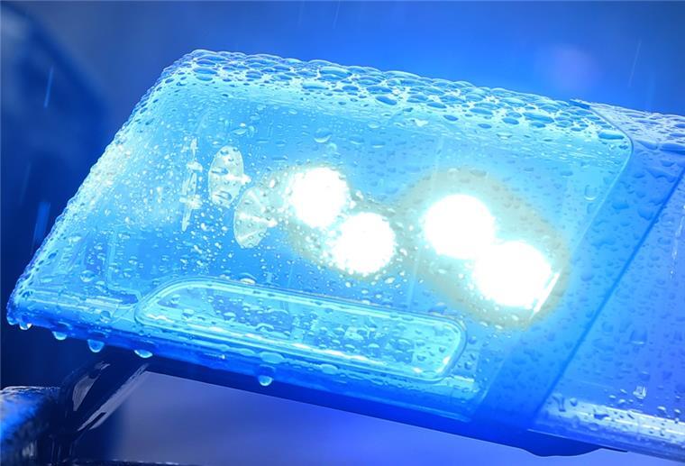 Bremerhaven: Bronzeskulptur aus Pflegeheim gestohlen Blaulicht auf Streifenwagen.