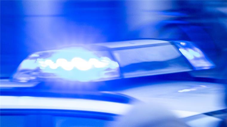 Kasse aufgebrochen: Dreister Dieb bestiehlt Hofladen in Krempel Ein Streifenwagen der Polizei ist mit Blaulicht im Einsatz. Die Cuxhavener Polizei ermittelt nach einem Diebstahl in einem Hofladen an der Ortsallee in Krempel. Der Täter stahl Bargeld aus einer Kasse und fuhr mit einem Opel Insignia davon.