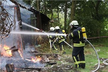 Die Polizei ermittelt nach Scheunenbränden. Auch bei diesem Feuer in Wehden waren zahlreiche Einsatzkräfte vor Ort.
