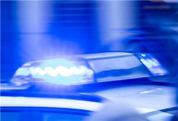 Ein Streifenwagen der Polizei ist mit Blaulicht im Einsatz.