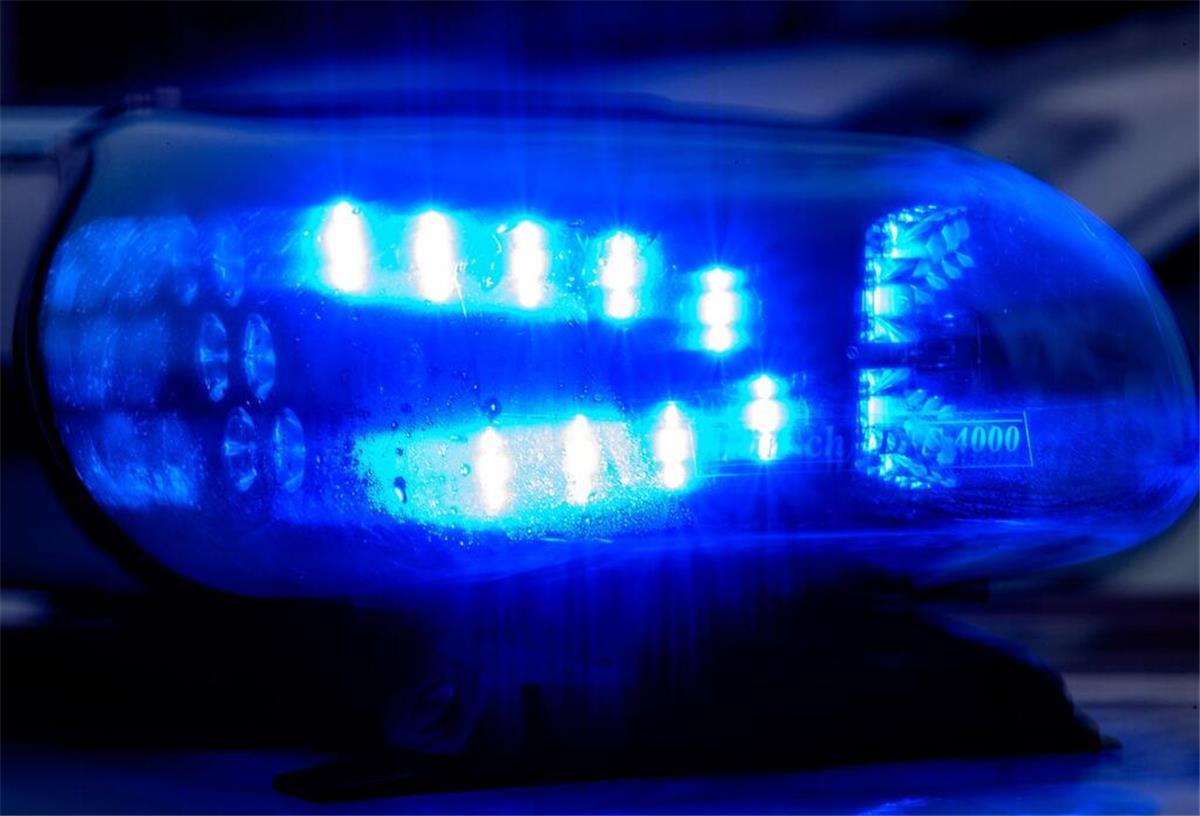 Die Polizei ermittelt nun gegen die beiden jugendlichen Fahrerinnen eines E-Scooters.