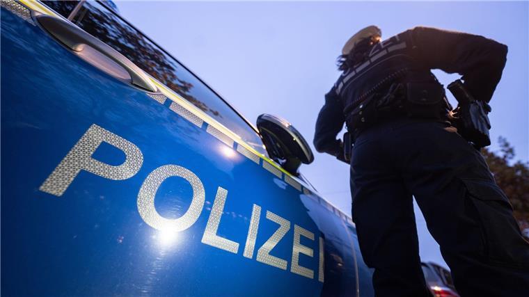 Verbotene Kennzeichen auf Festival - Polizei ermittelt Die Polizei ermittelt wegen der Verwendung von verbotenen Kennzeichen auf dem M’era Luna-Festival in Hildesheim. (Symbolbild)