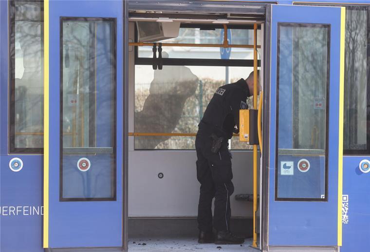 Brandanschlag in S-Bahn: Mann übergießt Frau mit Flüssigkeit und zündet sie an Gera: Einsatzkräfte von Polizei und Feuerwehr sind nach einem Brandanschlag in einer Straßenbahn im Einsatz.