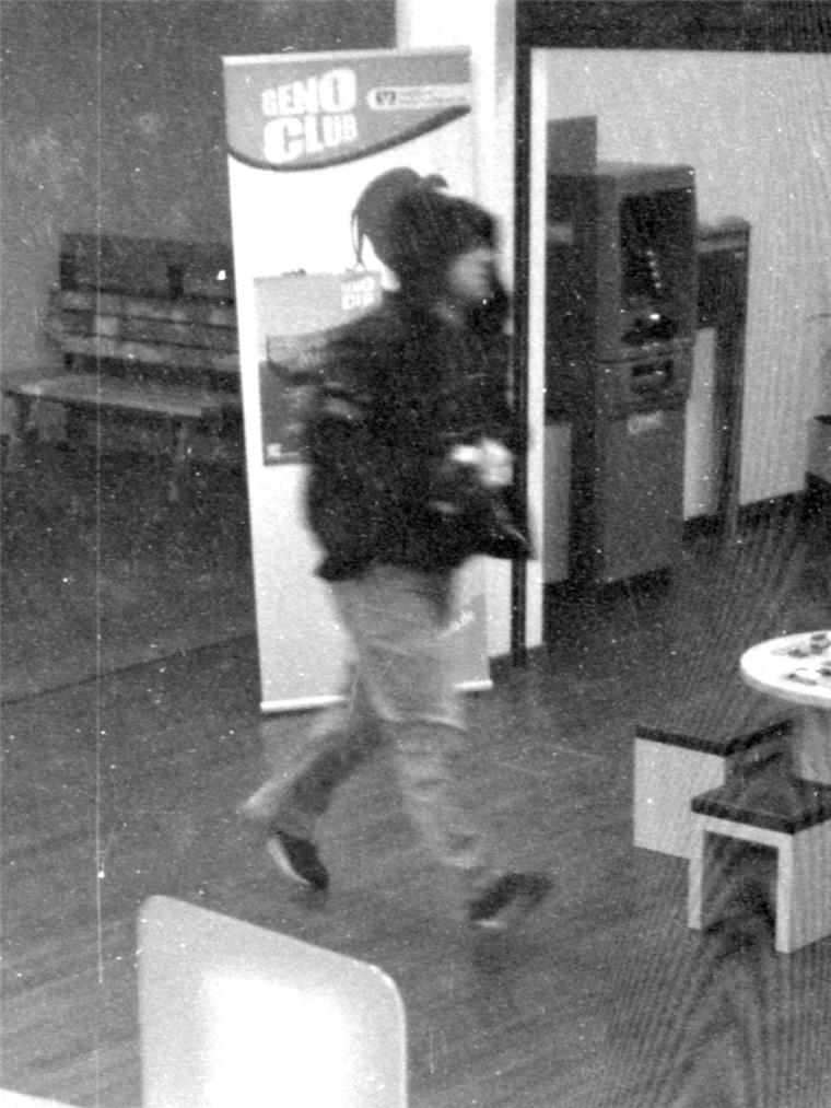 Banküberfälle in Nordleda: Polizei sucht nach diesem Mann Die Polizei fahndet mit diesem Foto aus den Überwachungskameras nach dem Mann.