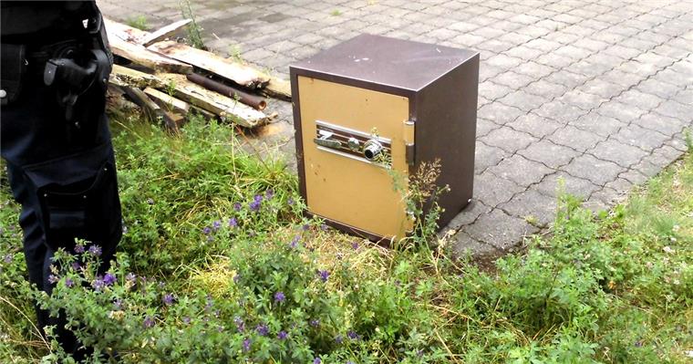Die Polizei fragt: Wer kennt diesen Tresor. Er wurde im Fischereihafen abgelegt. 