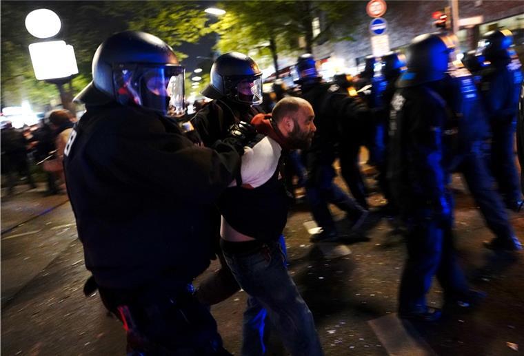Trotz Corona Maikrawallen in Berlin Die Polizei führt einen Teilnehmer am Rande der Demonstration linker und linksradikaler Gruppen unter dem Motto ab.