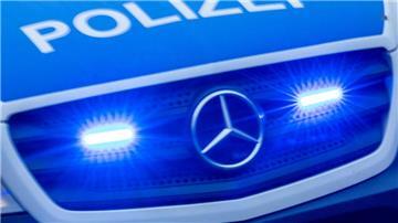 Ein Einsatzfahrzeug der Polizei fährt mit Blaulicht durch die Innenstadt. 