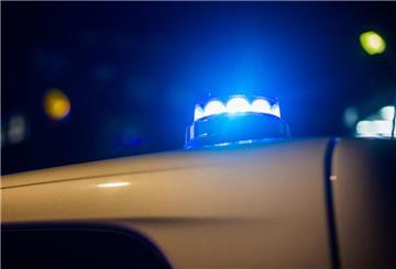 PRODUKTION - Ein Blaulicht leuchtet auf dem Dach eines Polizeifahrzeugs. Foto: Fernando Gutierrez-Juarez/dpa/Symbolbild