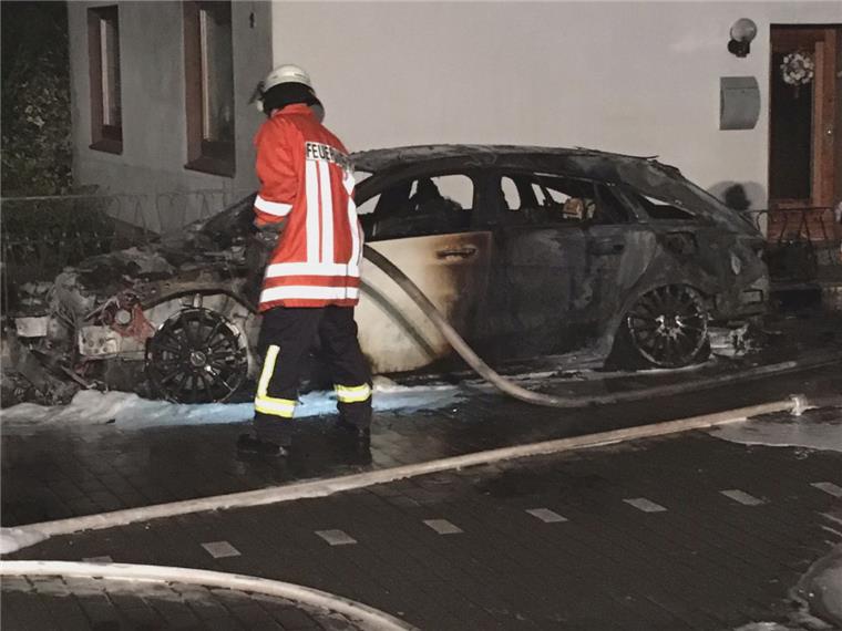 Die Polizei geht von Brandstiftung aus. Ein Auto ist in Spaden am Wochenende vollkommen ausgebrannt.