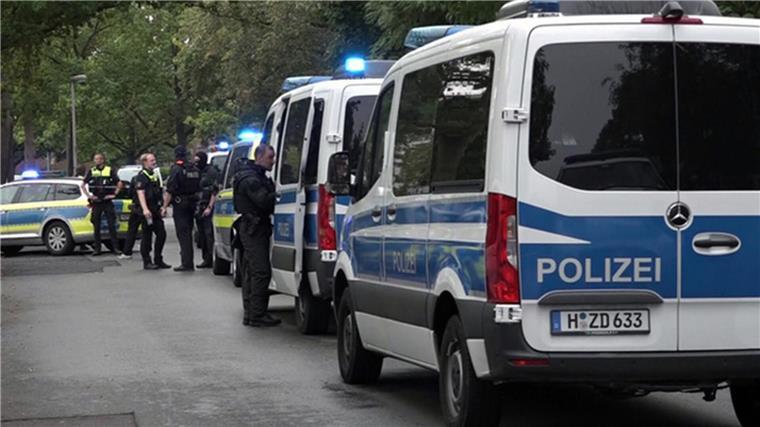 Die Polizei Hannover im Großeinsatz: Bedrohungslage an einer Schule. Schnell gibt es aber Entwarnung - der Alarm wird wegen eines technischen Defekts ausgelöst.