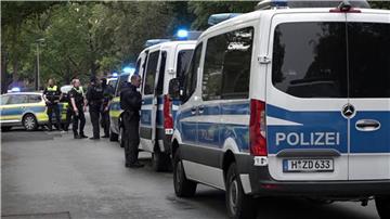 Die Polizei Hannover im Großeinsatz: Bedrohungslage an einer Schule. Schnell gibt es aber Entwarnung - der Alarm wird wegen eines technischen Defekts ausgelöst.