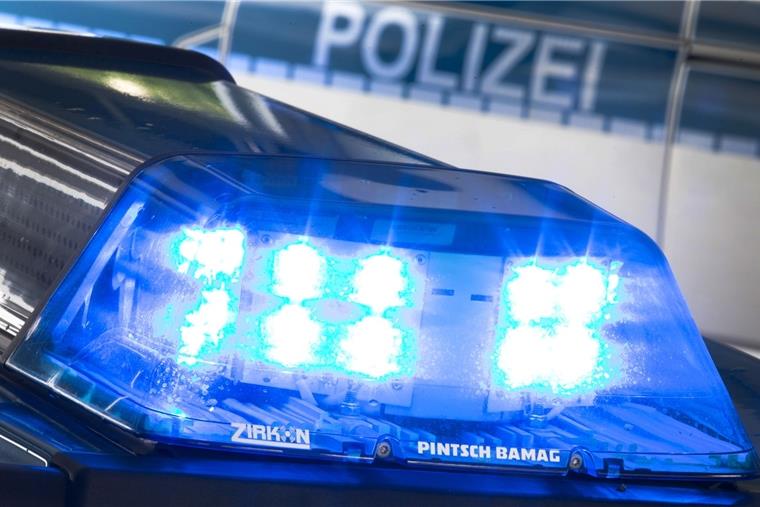 Bad Bederkesa: Mann liegt tot in Wohnung Die Polizei hat am Donnerstag in Bad Bederkesa die Notöffnung veranlasst. Der Bewohner lag tot in seiner Wohnung.
