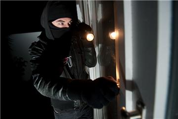 Die Polizei hat am Freitagabend einen Mann festgenommen, der zuvor einen anderen Mann mit einer Schusswaffe bedroht hatte. 