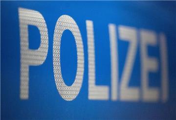  Das Wort «Polizei» ist auf der Karosserie eines Polizeifahrzeugs zu sehen. 