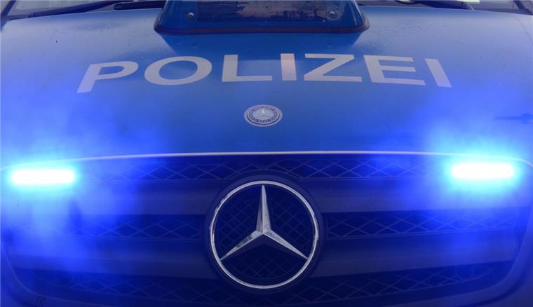 Leherheide: Räuber schließt sein Opfer im Haus ein Die Polizei hat am Mittwoch eine Seniorin befreit, die von einem falschen Polizisten in ihrem Haus in Leherheide eingeschlossen wurde.