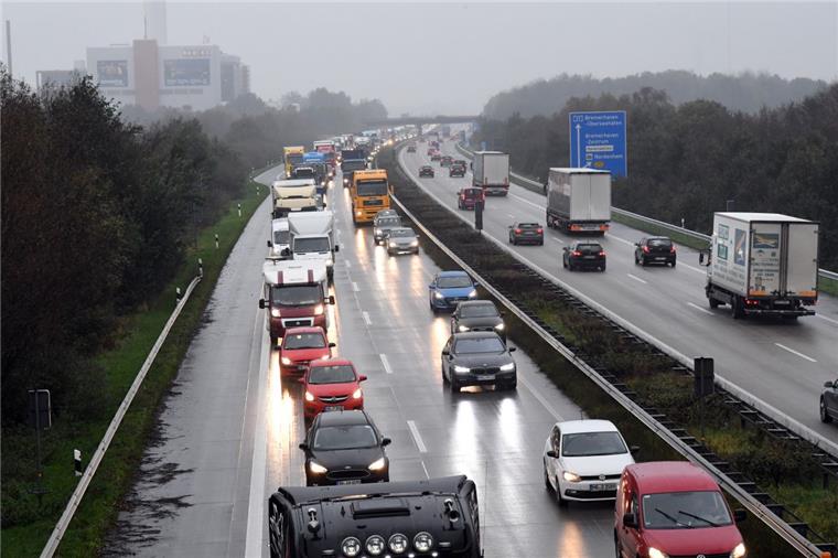 Bremerhaven: Drei Unfälle zeitgleich auf der A27 Die Polizei hat am Mittwochmorgen auf der A27 ordentlich zu tun: Dort hat es gleich an drei Ausfahrten gekracht.