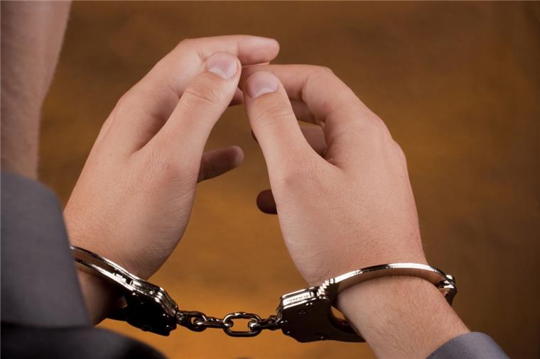 Die Polizei hat am Montag in Bremerhaven 10 Personen festgenommen, die verdächtigt werden, mit Drogen gehandelt zu haben.