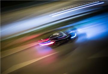 Die Polizei hat am Wochenende ein mögliches illegales Autorennen in Bremen verhindert. Rund 50 Fahrzeuge hatten sich schon versammelt.