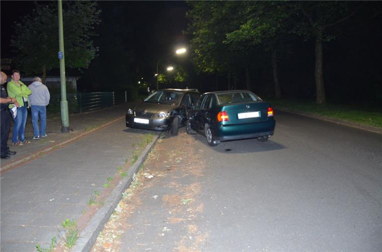Grünhöfe: Betrunkene Frau kracht gegen parkende Autos Die Polizei hat bei einer Unfallaufnahme in Grünhöfe festgestellt, dass die Verursacherin betrunken war.