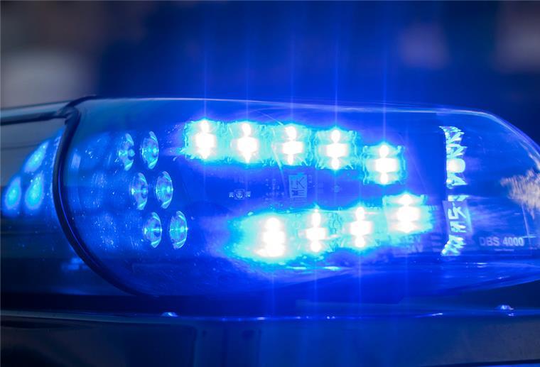 Reifenplatzer und Ärger nach gefährlichem Überholmanöver Blaulicht auf Polizeiauto