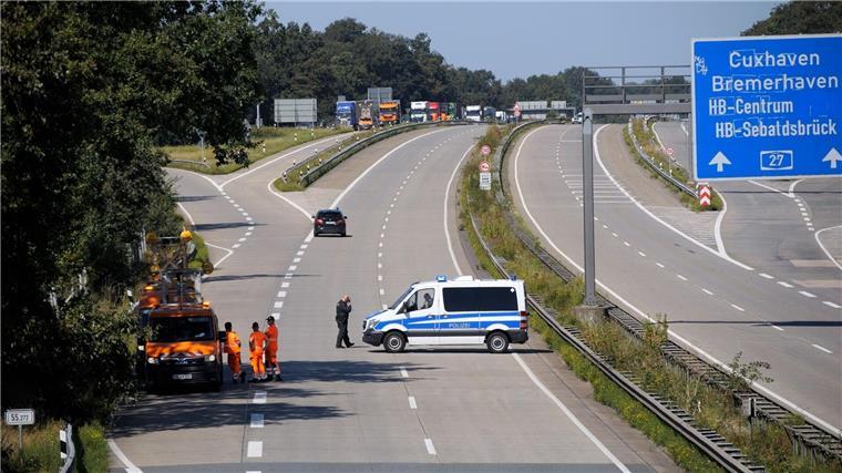 Die Polizei hat die Autobahn 27 zwischen den Anschlussstellen Bremer Kreuz und Achim Nord für mehr als eine Stunde in beide Richtungen gesperrt. Grund war eine Protestaktin von Aktivisten, die sich von einer Brücke über der A27 abseilten, um Plakate anzubringen.