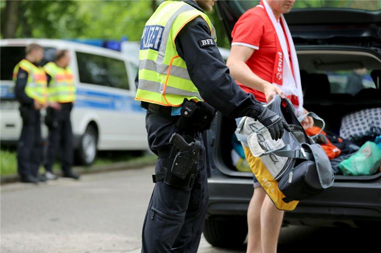 Online-Portal bringt 70 Hinweise zu deutschen EM-Hooligans Die Polizei hat die Grenzkontrollen verstärkt, um Hooligans zu identifizieren. Zudem hat das BKA ein Online-Portal eingerichtet. Augenzeugen können dort Videos einschicken.