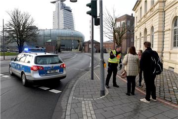 Die Polizei hat die Havenwelten nach einer Bombendrohung im Klimahaus weiträumig abgesperrt.