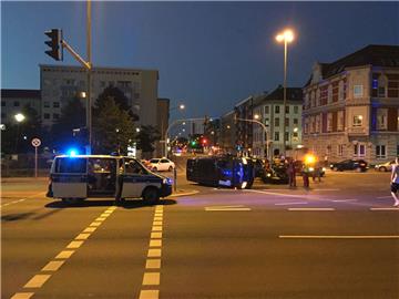 Die Polizei hat die Kreuzung nach dem Unfall an den Havenwelten gesperrt. 