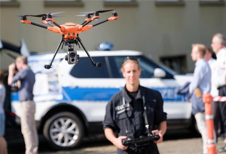 Niedersachsen will Polizeidrohnen flächendeckend einsetzen Polizistin mit Drohne