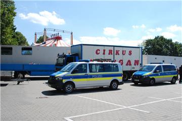 Die Polizei hat ein Fahrzeug des "Circus Busch aus Berlin" stillgelegt.