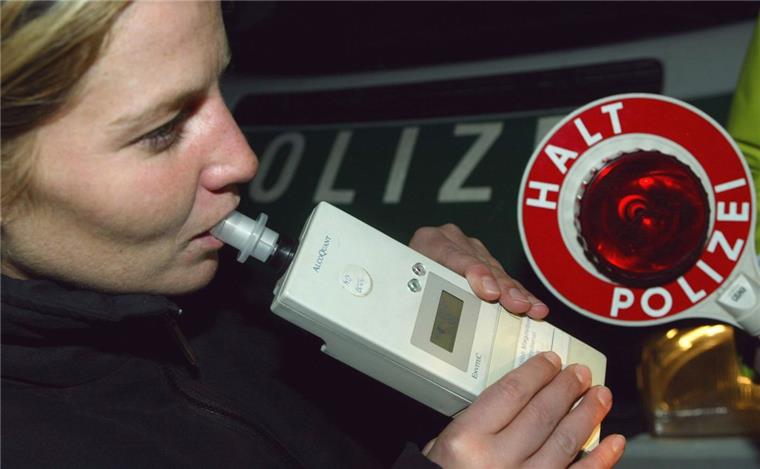 Die Polizei hat eine betrunkene Frau (61) in Bremerhaven-Grünhöfe am Steuer erwischt.