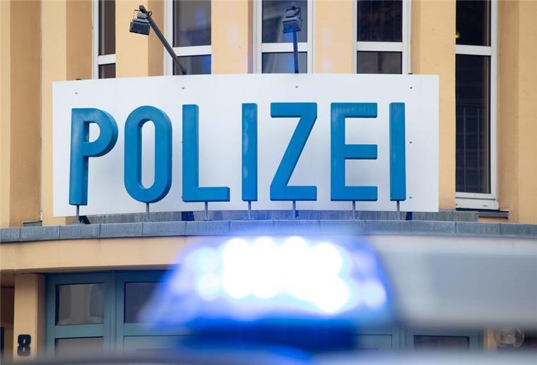 Bremerhaven: Fünfjährige verschwindet mit Kinderrad ARCHIV - Ein Einsatzwagen der Polizei steht vor einer Dienststelle. Foto: Friso Gentsch/dpa/Symbolbild
