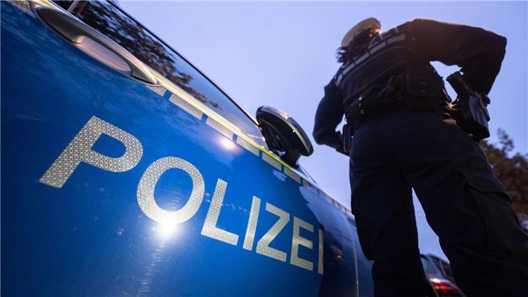 Die Polizei hat eine schwer verletzte Frau in einem Haus gefunden. (Symbolbild)