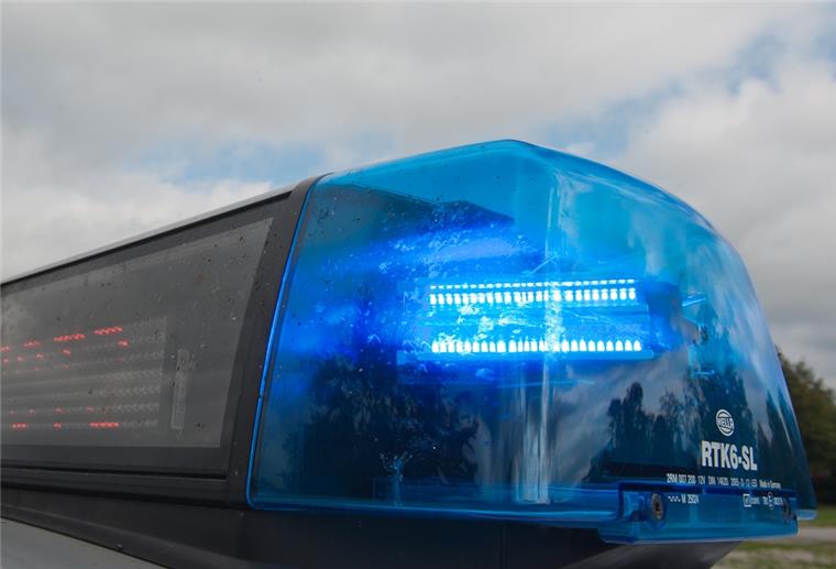 Imsum: Betrunkene Autofahrerin kracht gegen Laterne Ein Blaulicht leuchtet auf einem Polizeifahrzeug, aufgenommen am 11.10.2011 in Straubing (Niederbayern)