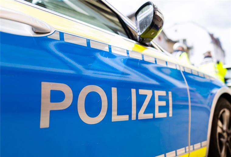 Mann (22) will beim Aussteigen aus Streifenwagen fliehen Zwei Einsatzfahrzeuge der Polizei stehen am Straßenrand.