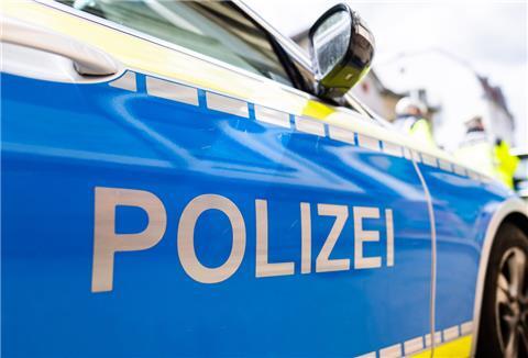 Zwei Einsatzfahrzeuge der Polizei stehen am Straßenrand.