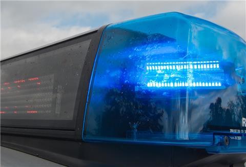 Ein Blaulicht leuchtet auf einem Polizeifahrzeug