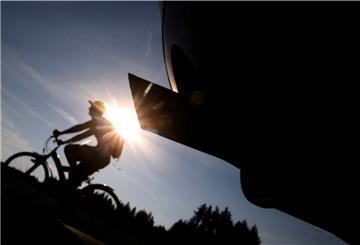 Radfahrer auf einer Straße im Gegenlicht.