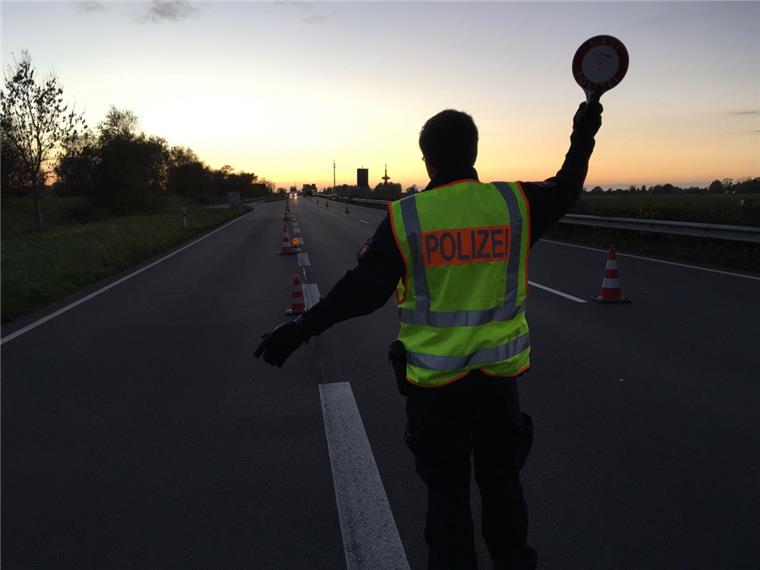 Polizei findet Drogen und Waffen bei Kontrollen am Wesertunnel Die Polizei hat Fahrzeuge am Wesertunnel kontrolliert.